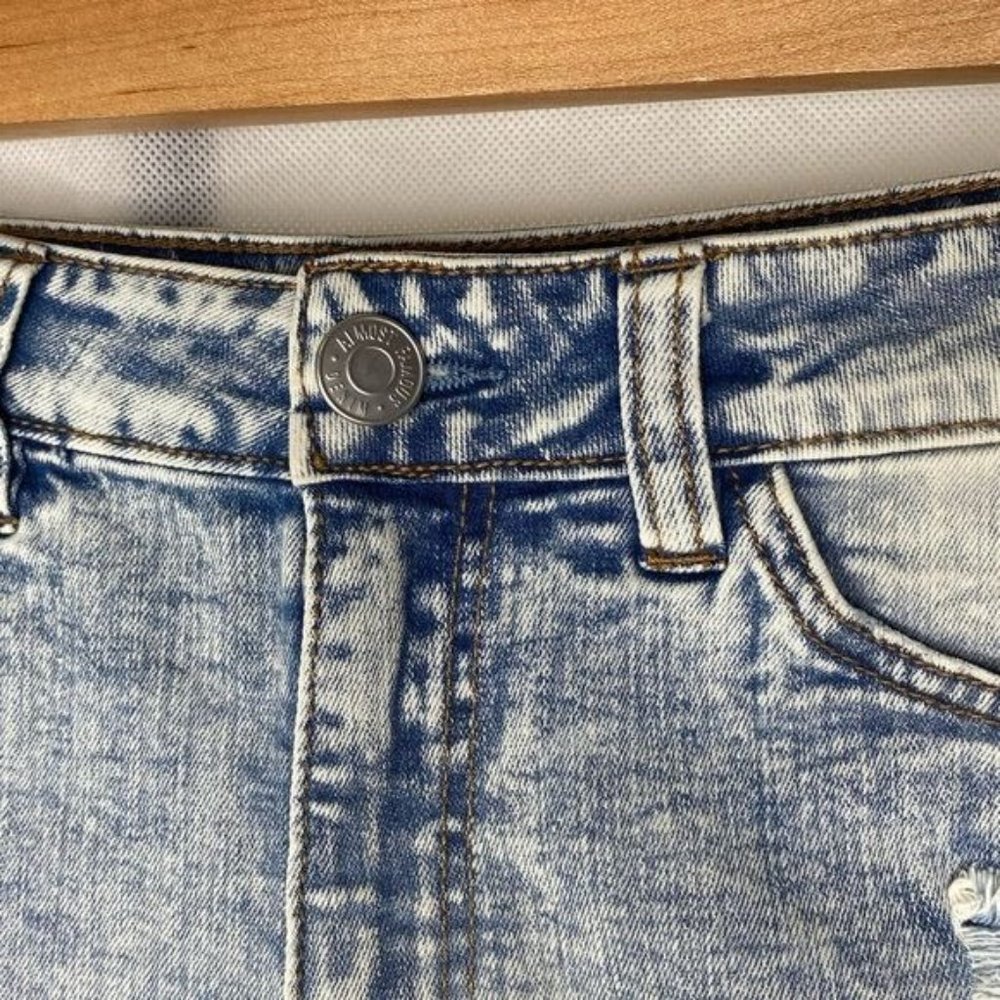 Almost famous juniors, ladies acid wash, cut off jean shorts, size 5 - Picture 4 of 10